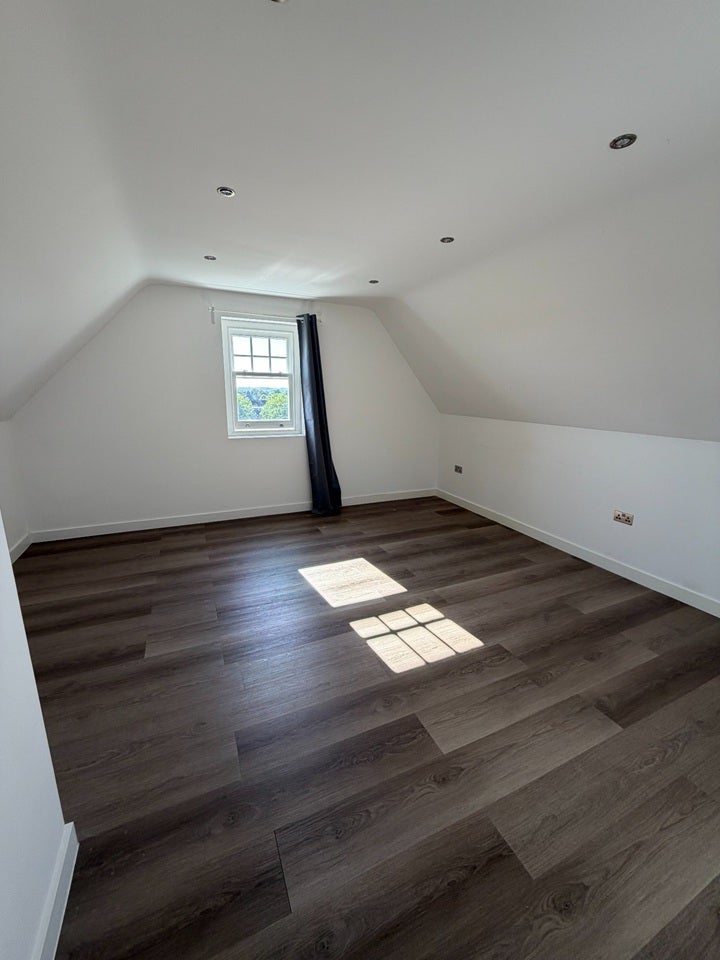 Flat Ambleside Avenue in Greater London