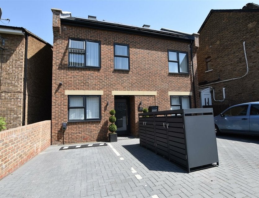 Flat Albert Road in Greater London