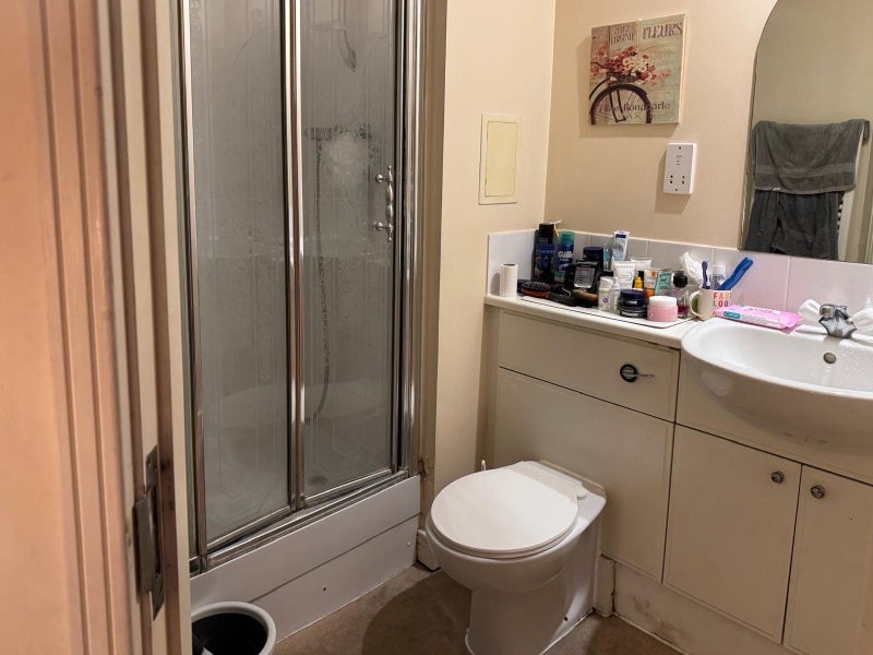 Room Newport Avenue in Greater London