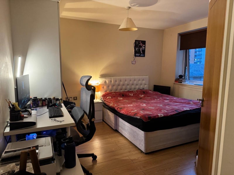 Room Newport Avenue in Greater London