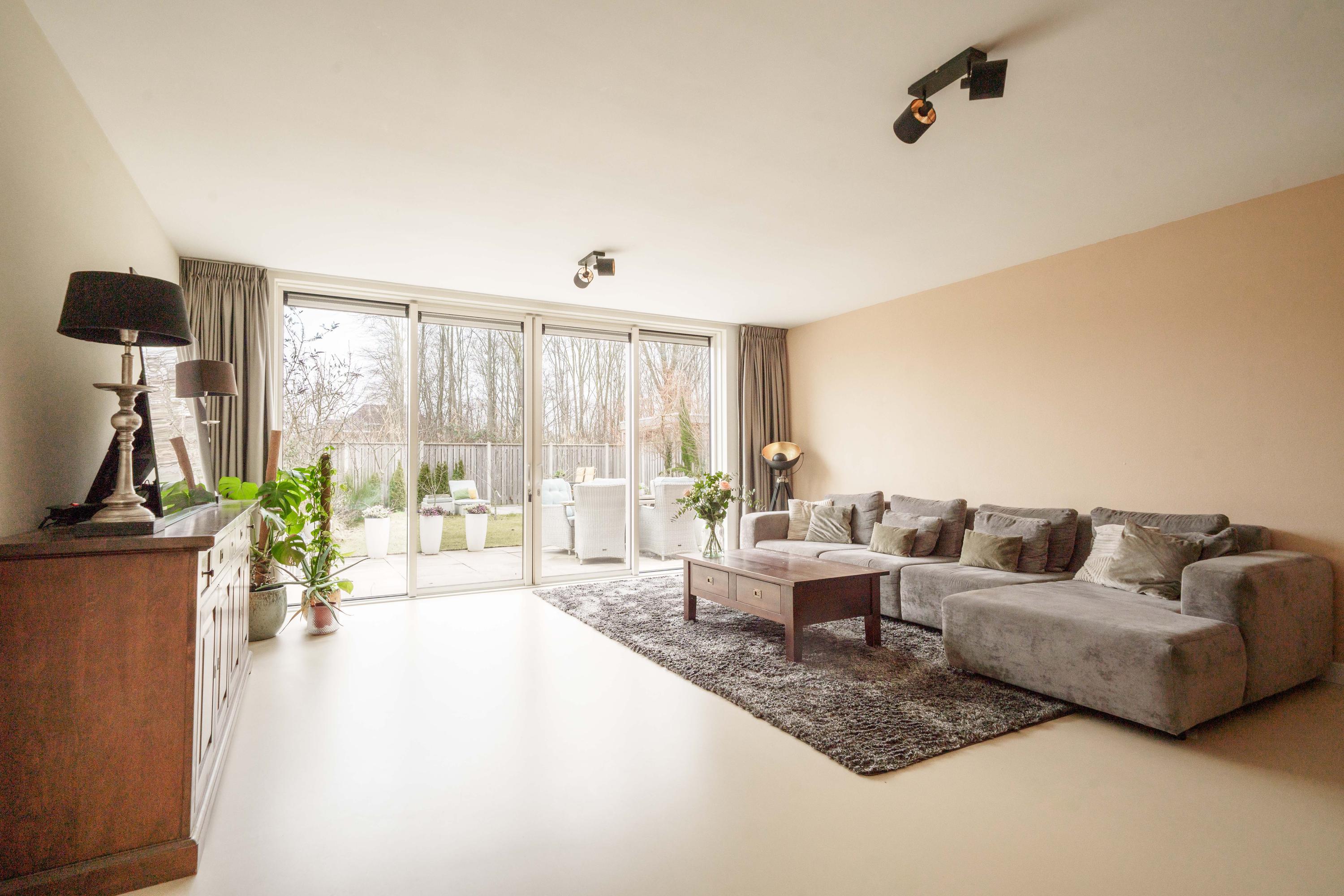 Twee-onder-één-kap te koop: Stormzeil 27, Almere