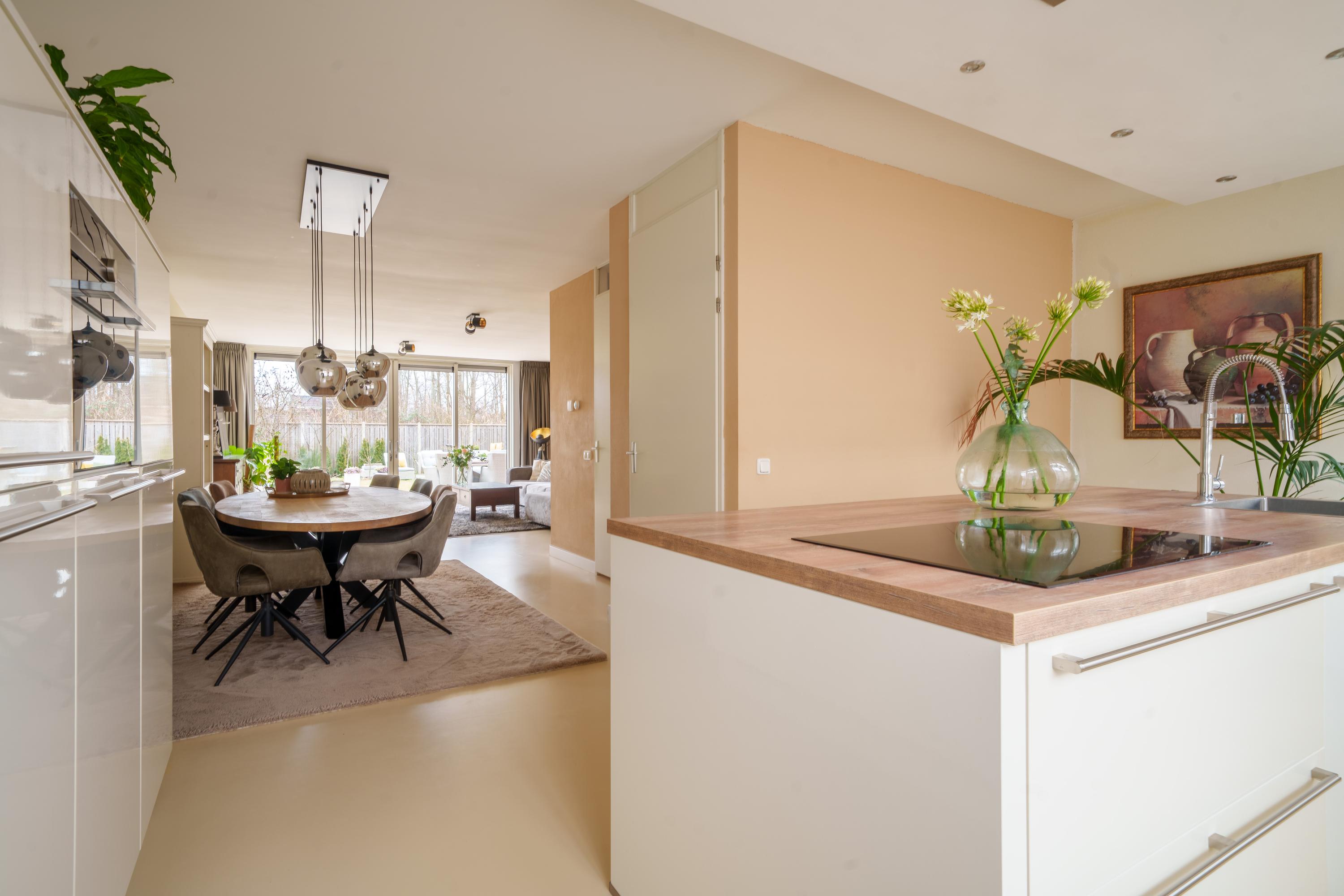 Twee-onder-één-kap te koop: Stormzeil 27, Almere