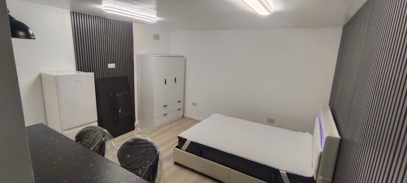 Flat Forty Avenue in Greater London