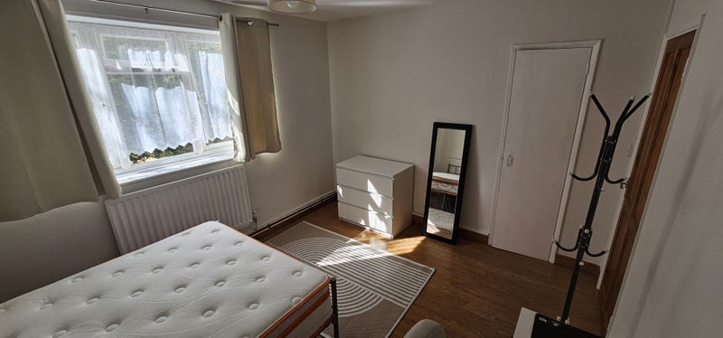 Room Dagnall Street in Greater London