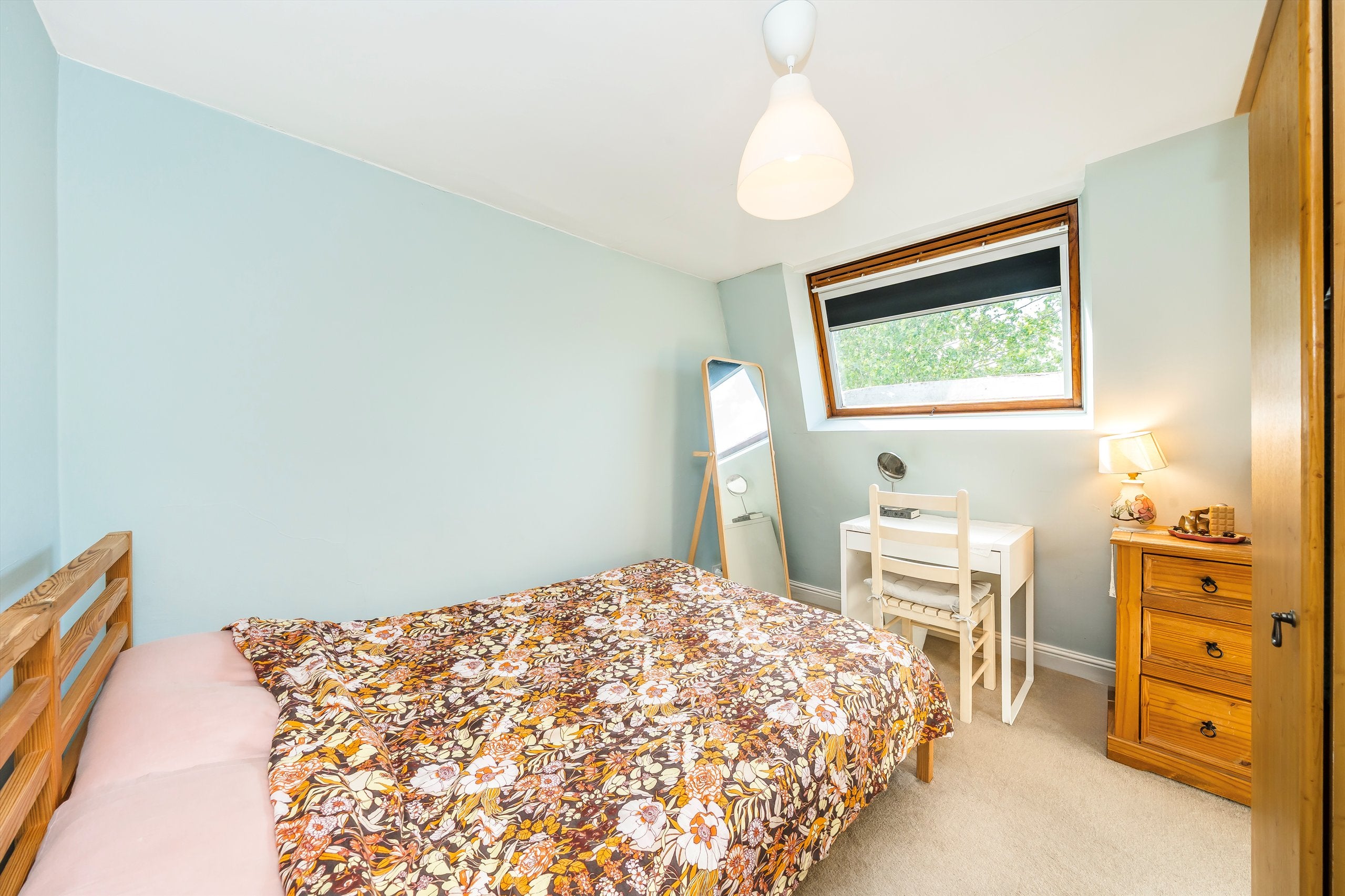 Flat Greyhound Road in Greater London