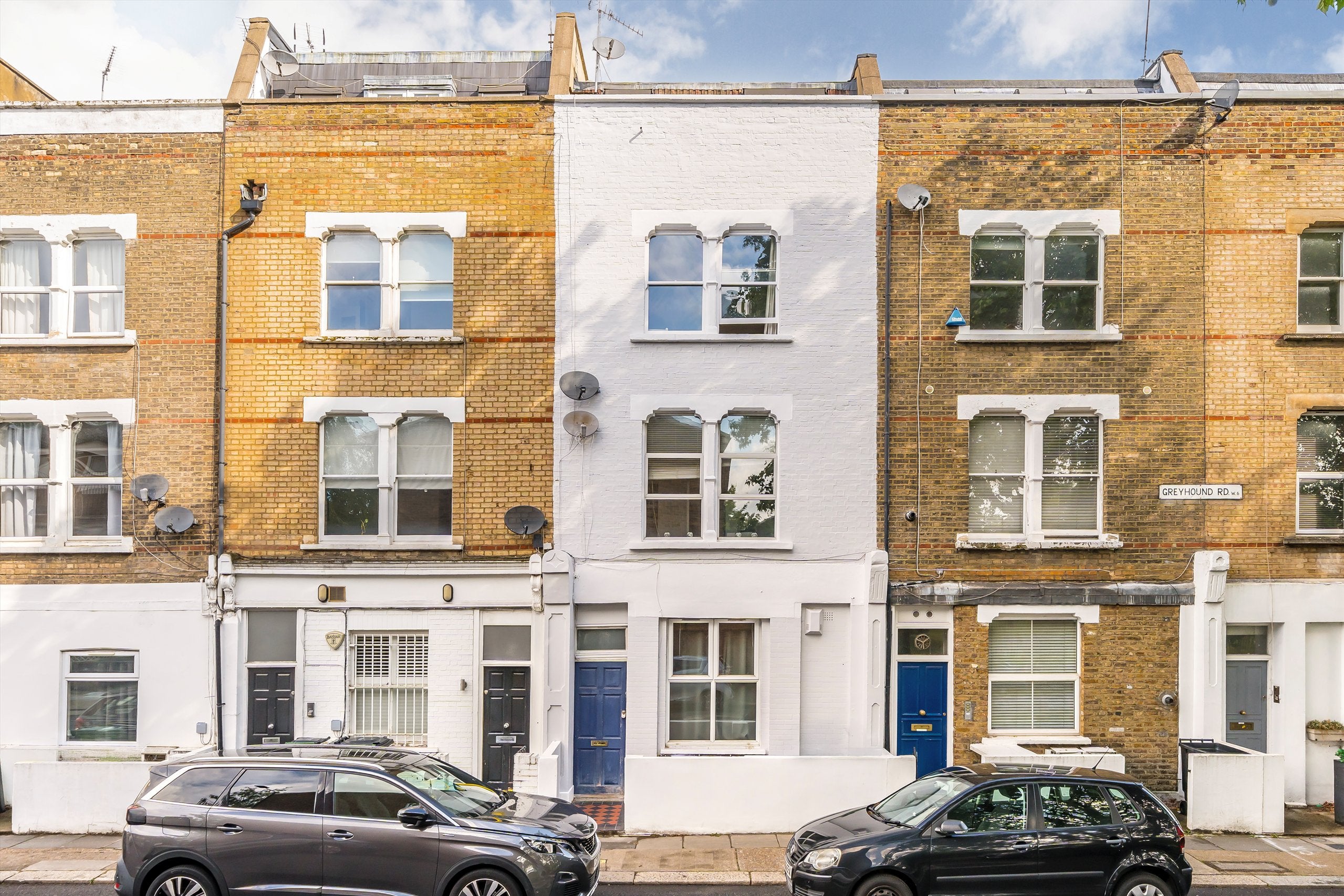 Flat Greyhound Road in Greater London