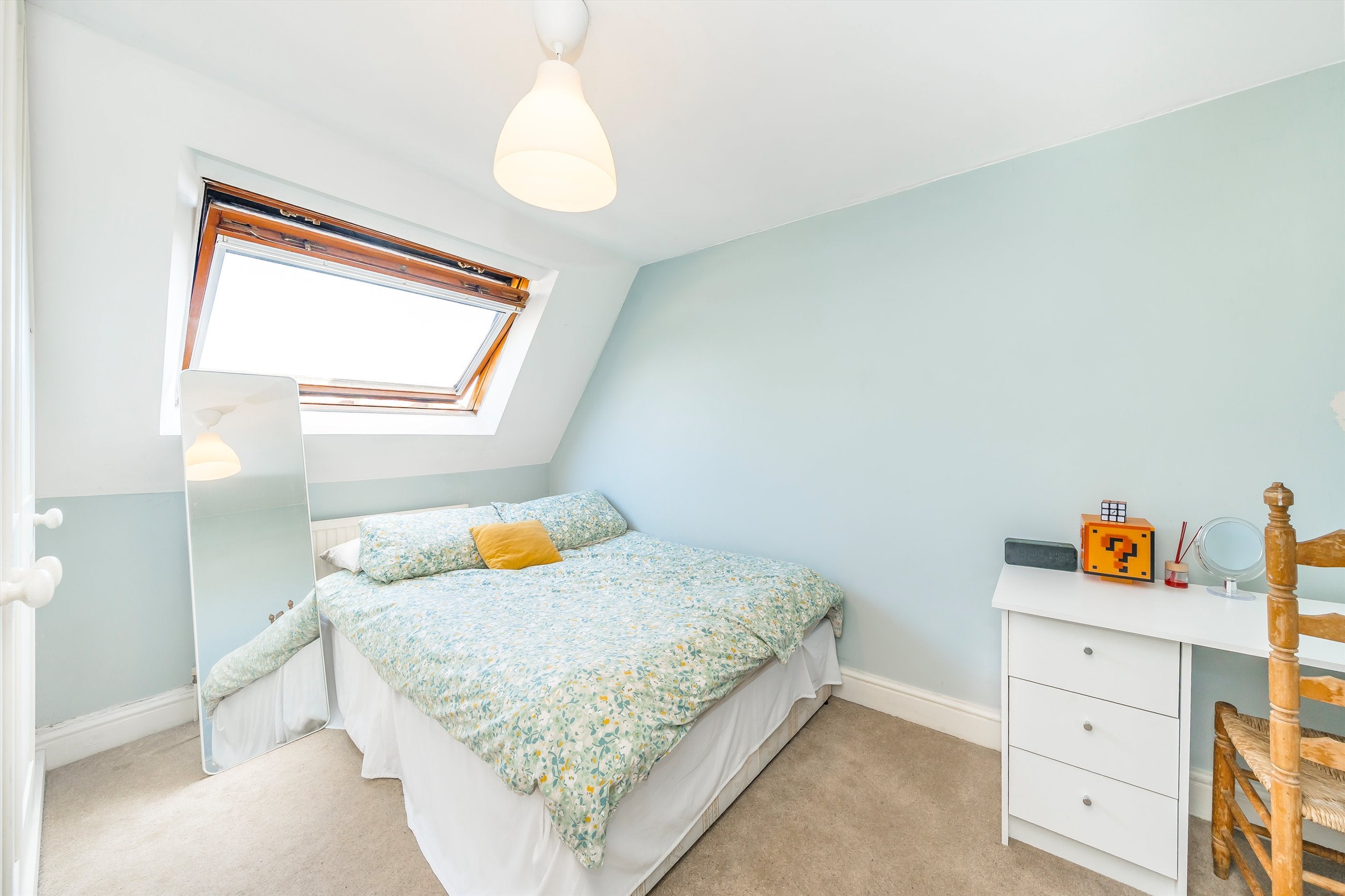 Flat Greyhound Road in Greater London