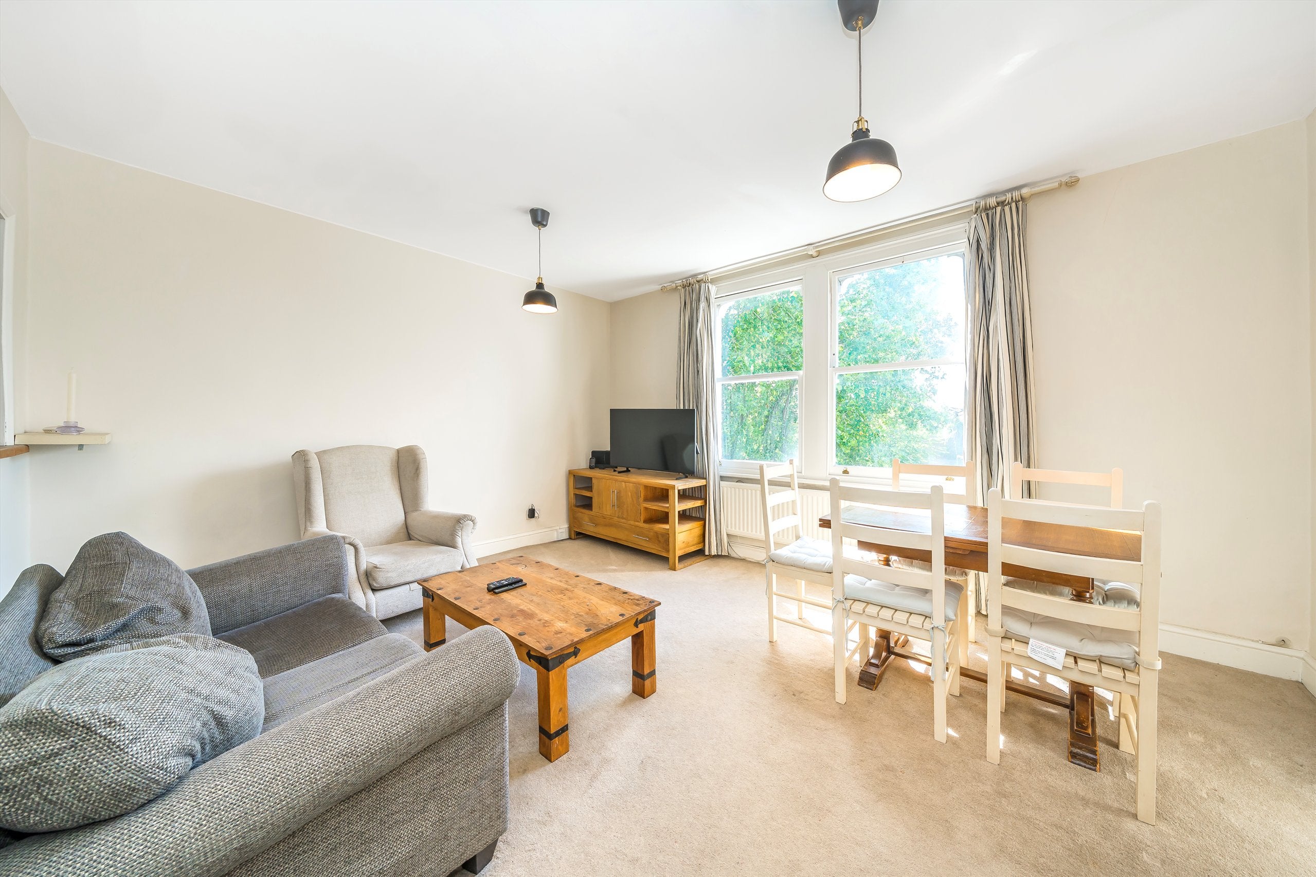 Flat Greyhound Road in Greater London