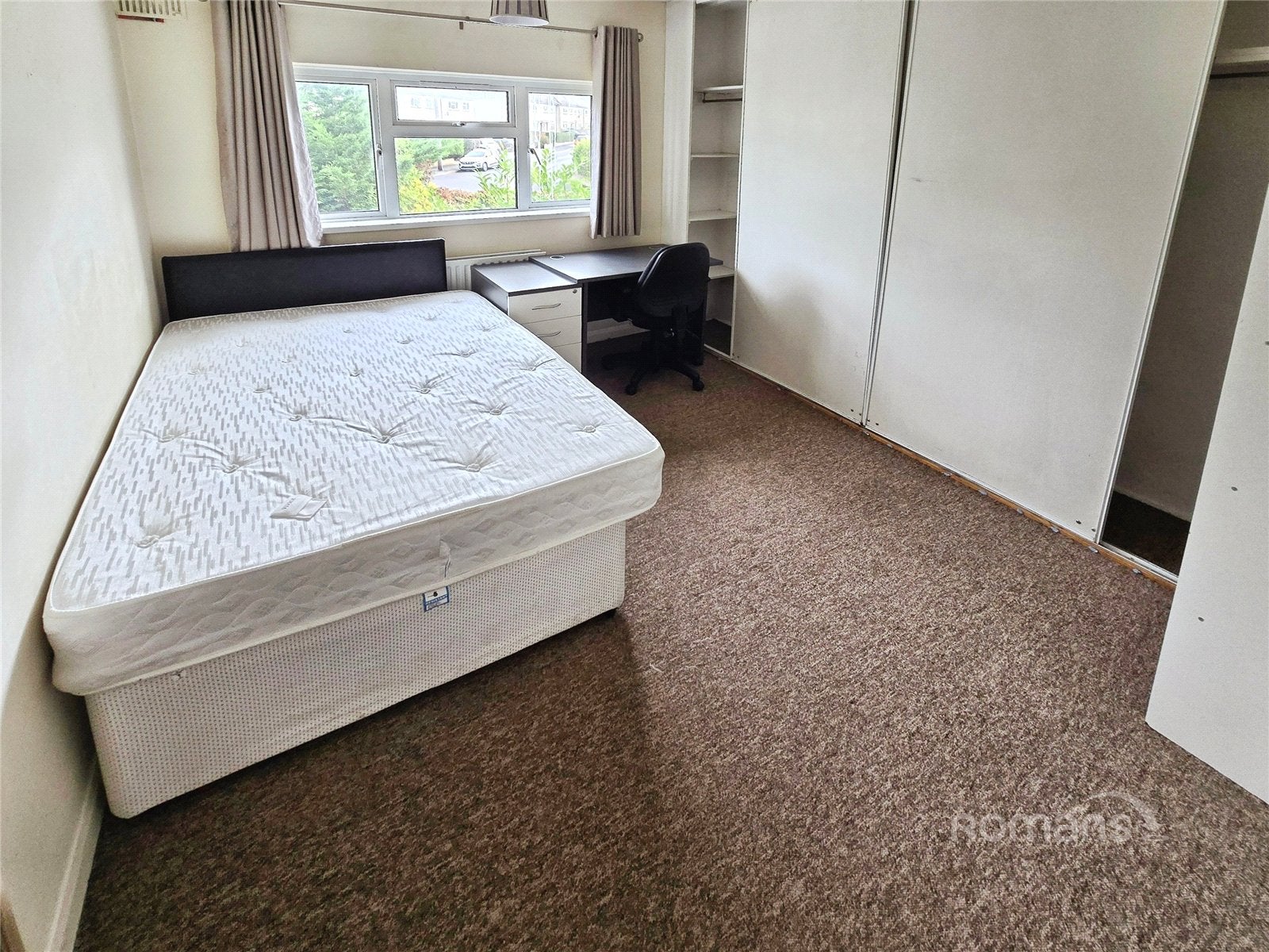 Room Larchwood Drive in Egham
