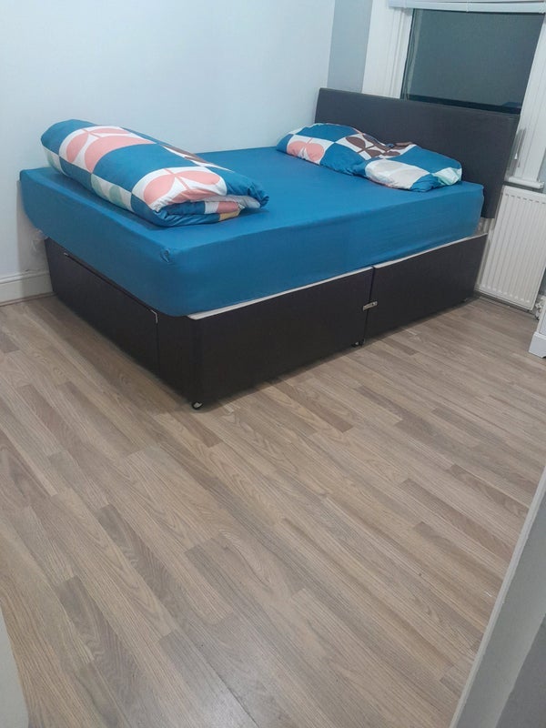 Flat Mayville Road in Greater London