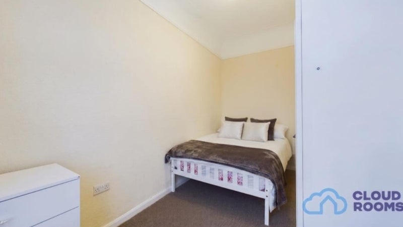 Room Woodgrange Road in Greater London