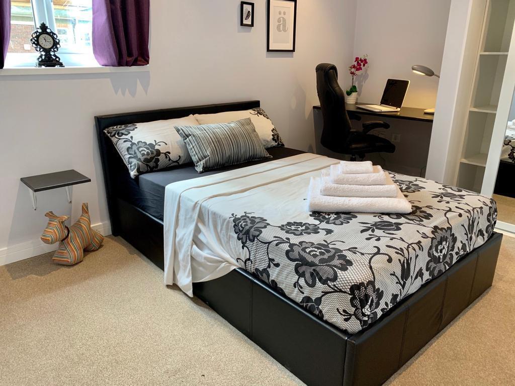 Room Eastcott Road in Swindon
