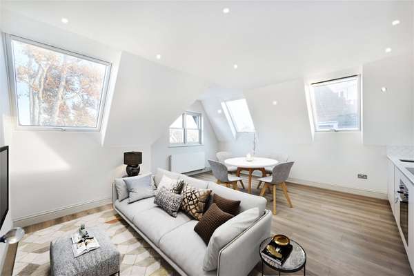 Flat Woodville Road in Greater London
