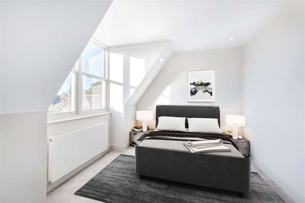 Flat Woodville Road in Greater London