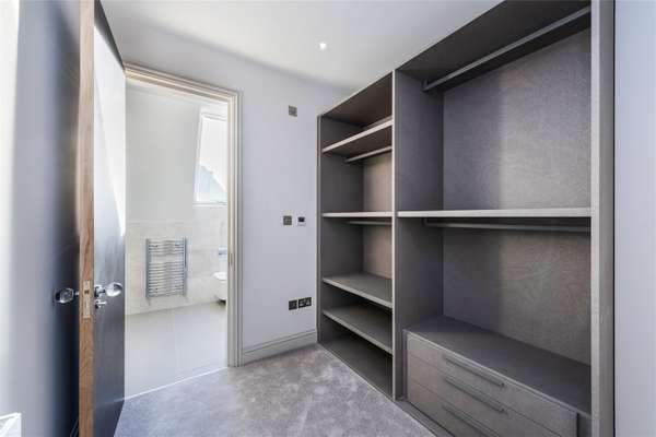 Flat Woodville Road in Greater London