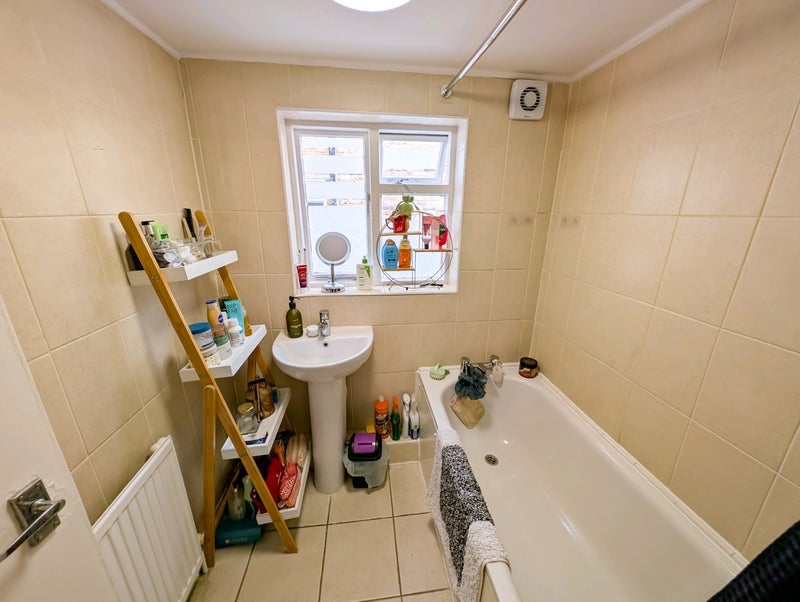 Room Leander Road in Greater London