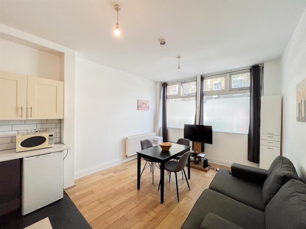 Flat Royal College Street in Greater London