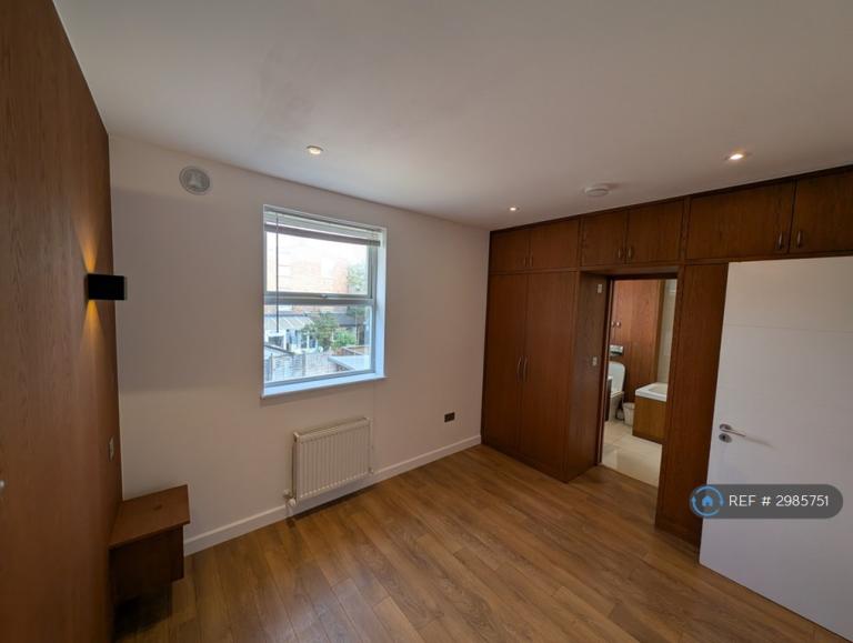 Room Elliott Road in Greater London