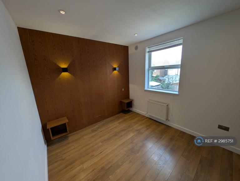 Room Elliott Road in Greater London