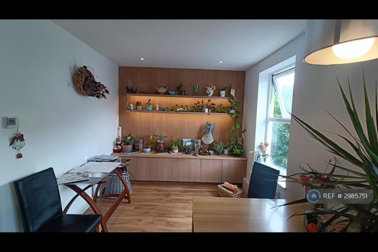 Room Elliott Road in Greater London