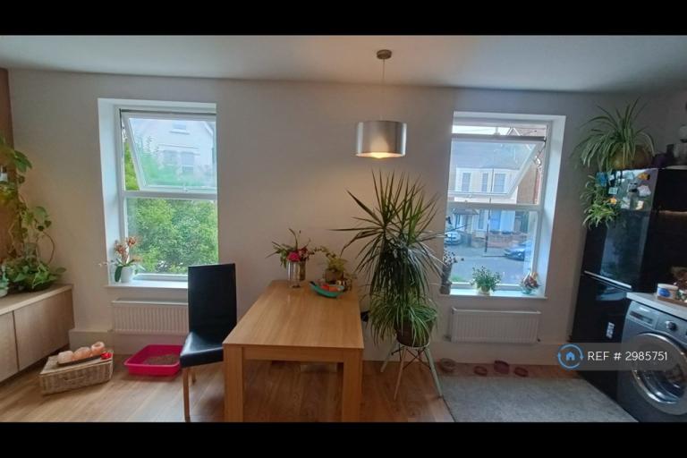 Room Elliott Road in Greater London
