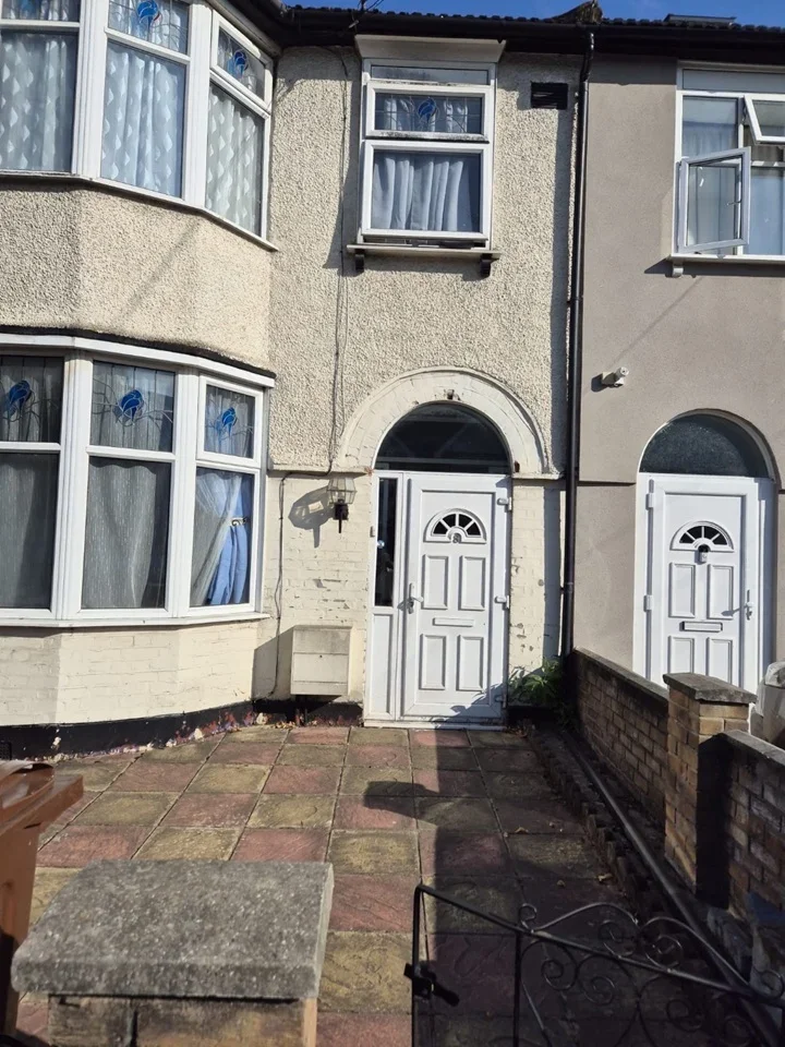 House Salisbury Avenue in Greater London