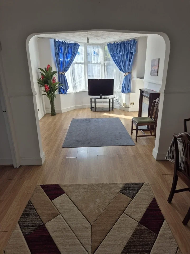 House Salisbury Avenue in Greater London