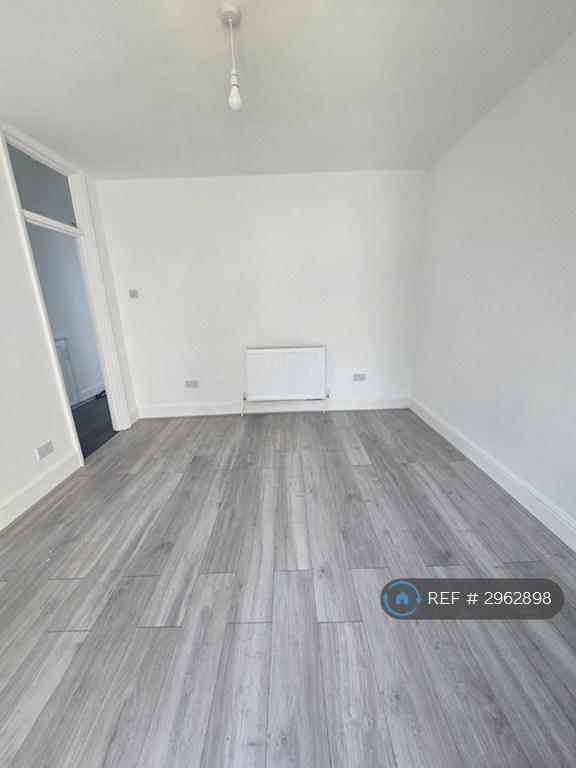 Flat Sinclair Road in Greater London