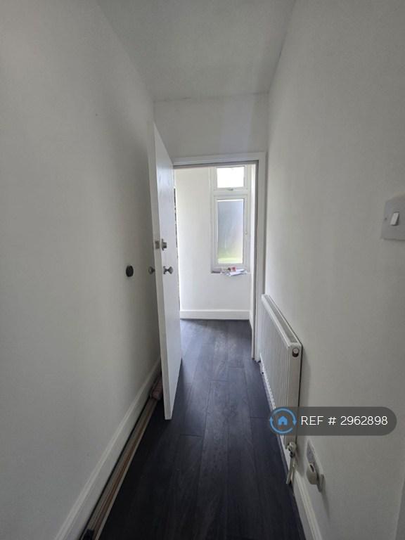 Flat Sinclair Road in Greater London