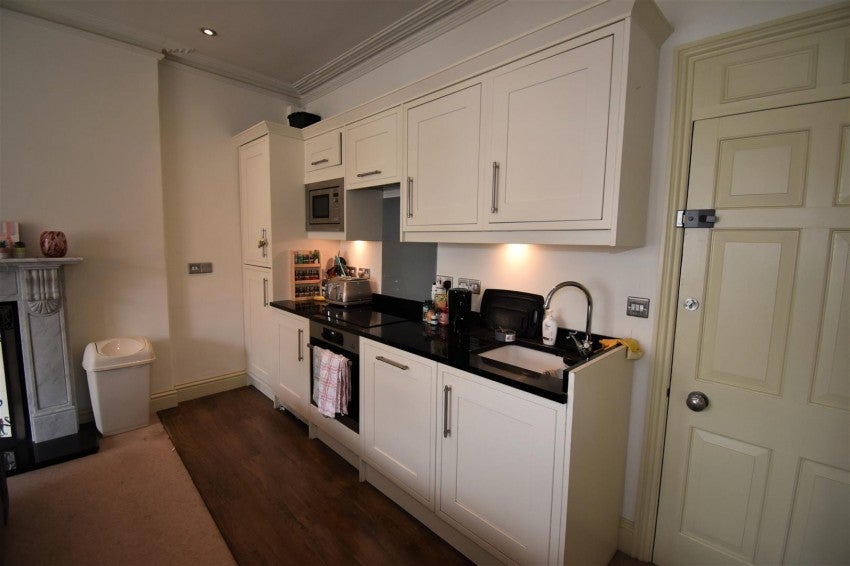 Flat West Market Place in Cotswold District
