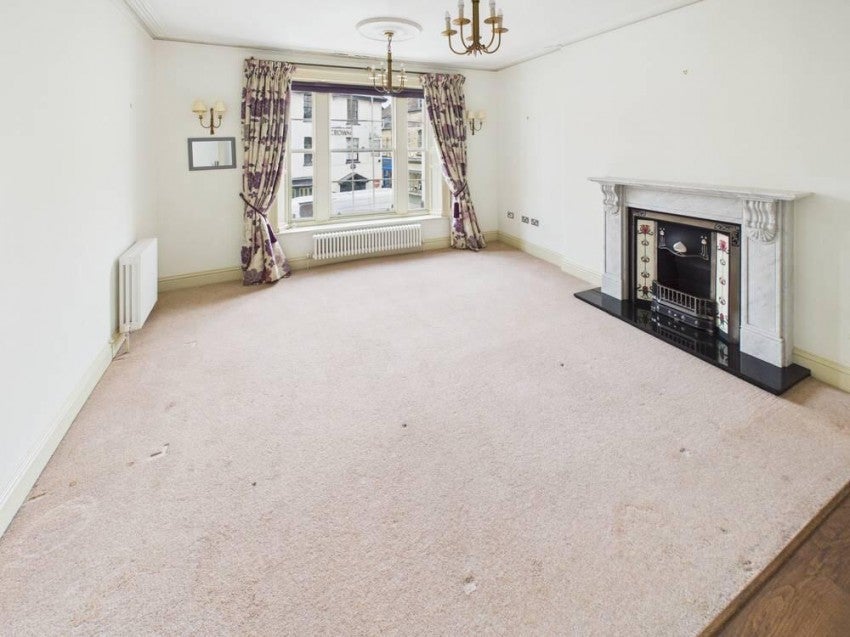 Flat West Market Place in Cotswold District