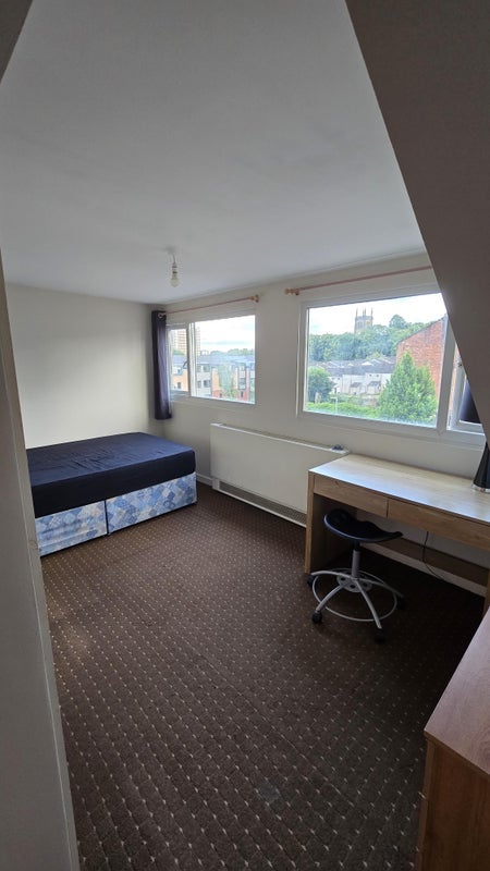 Room Wesley Court in Leeds