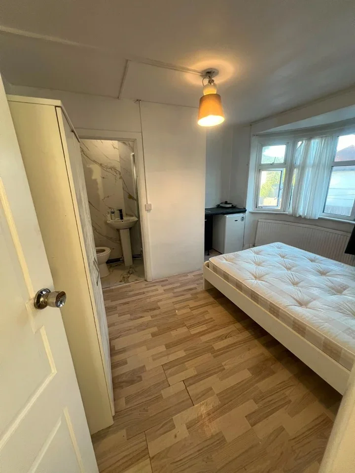 Flat Garden Way in Greater London