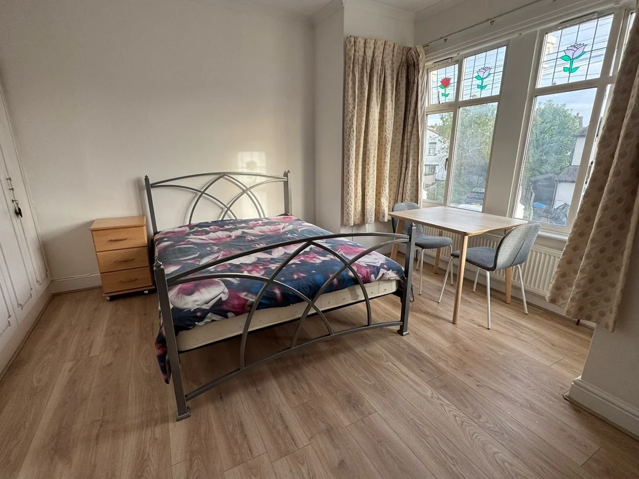 Room Central Road in Greater London