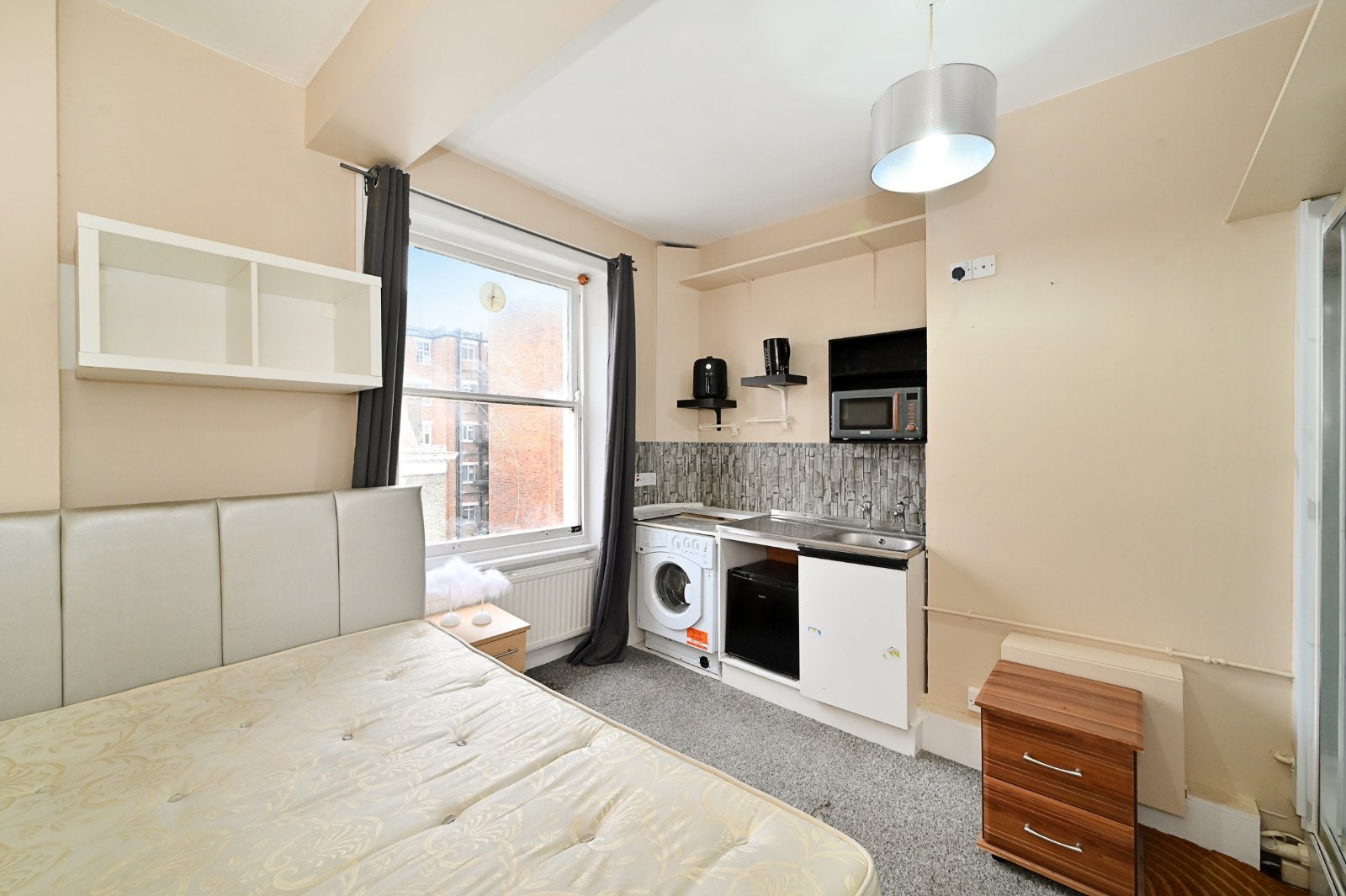 Flat Castletown Road in Greater London
