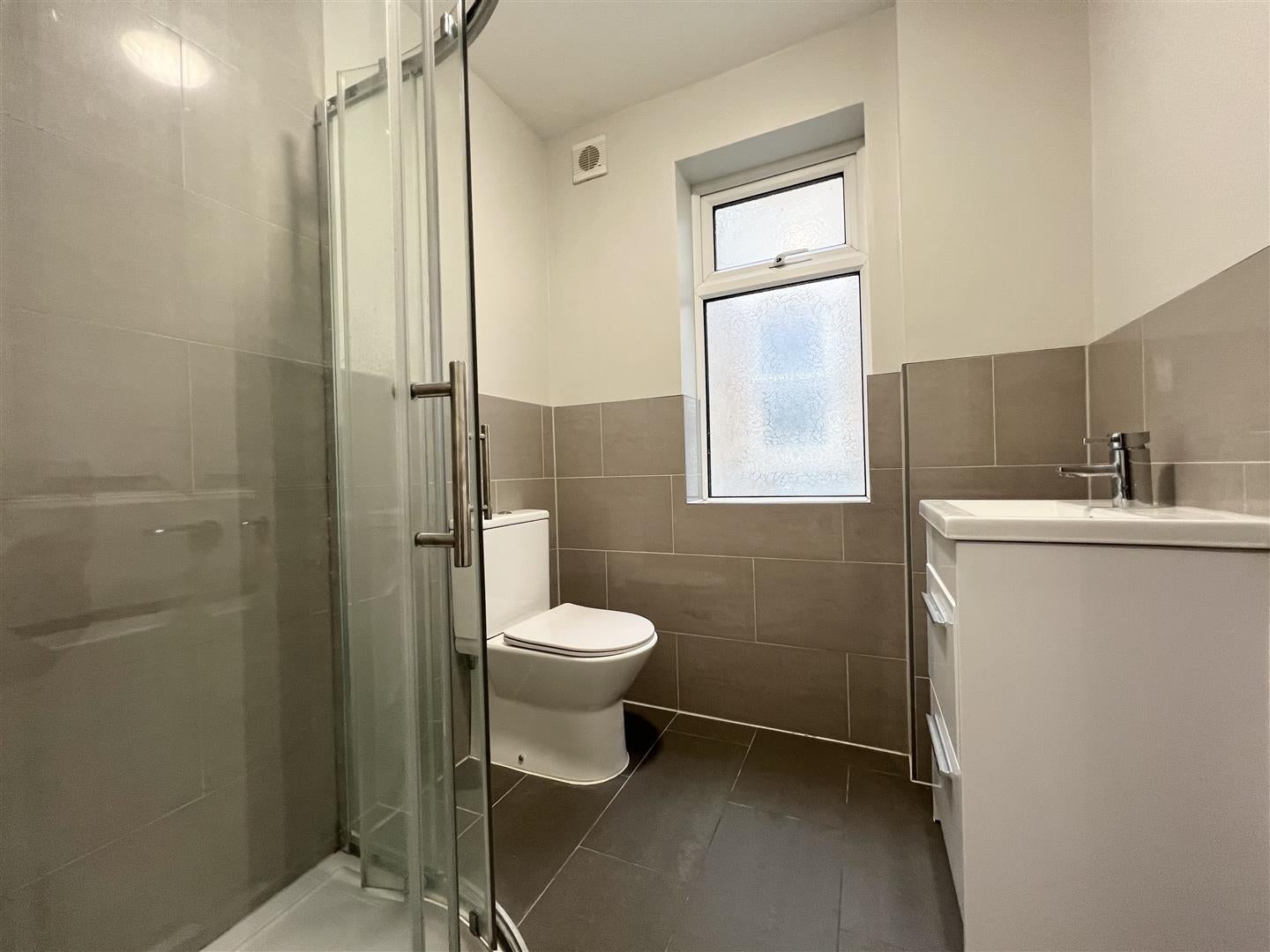 Flat Bartram Road in Greater London