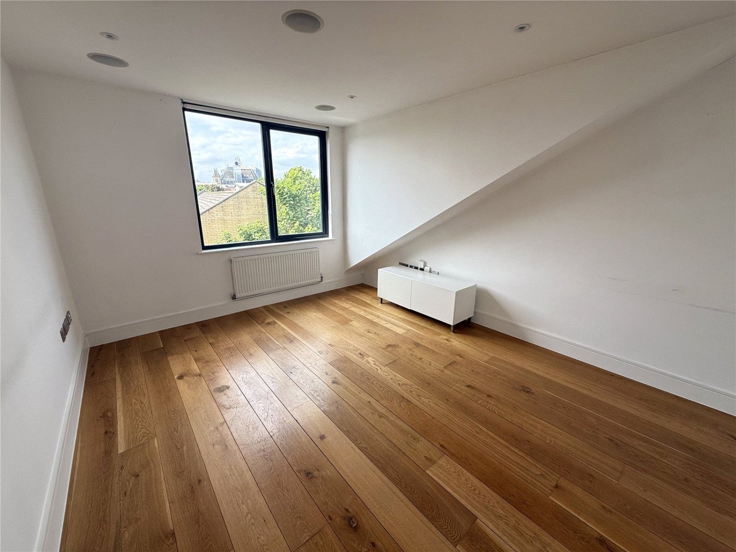 Flat Dunbar Road in Greater London