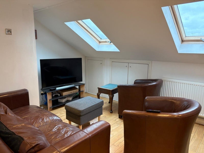 Room Cathnor Road in Greater London