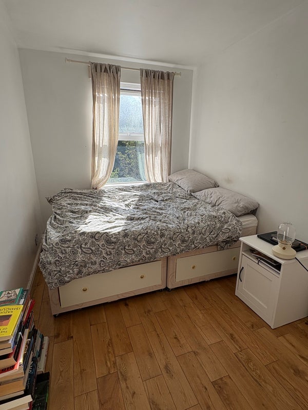 Room Cathnor Road in Greater London