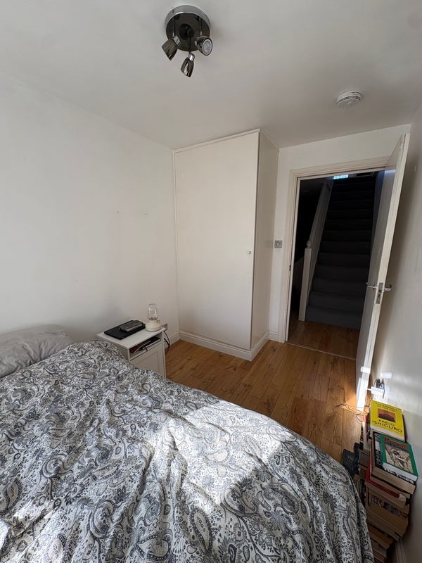 Room Cathnor Road in Greater London