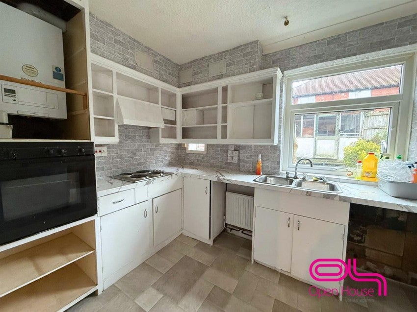 Flat Crompton Way in Bolton