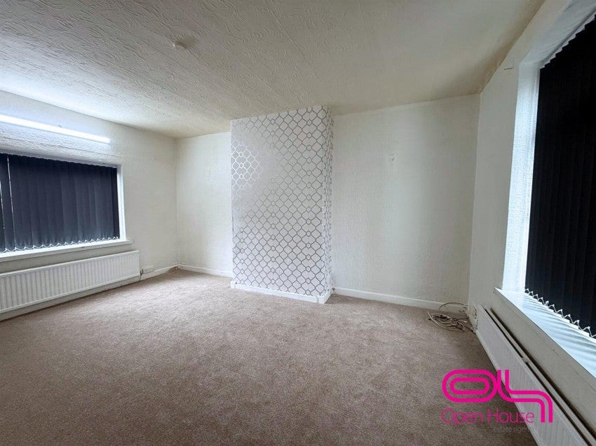 Flat Crompton Way in Bolton