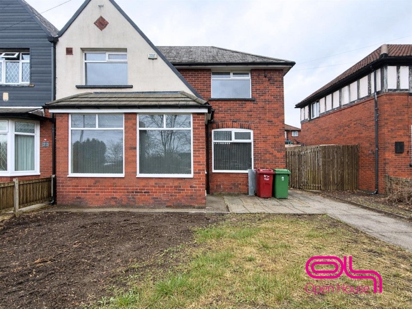 Flat Crompton Way in Bolton