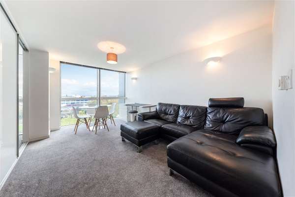 Flat Mapleton Road in Greater London