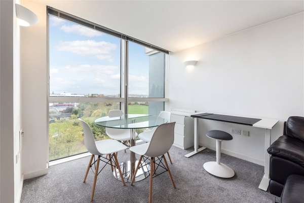 Flat Mapleton Road in Greater London