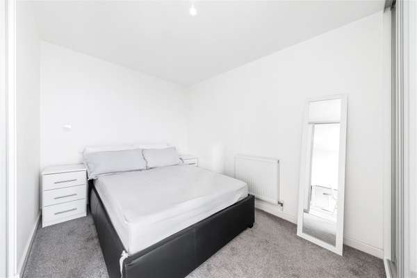 Flat Mapleton Road in Greater London