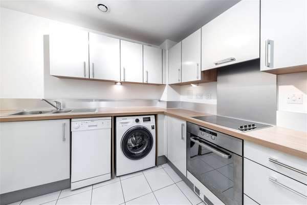 Flat Mapleton Road in Greater London