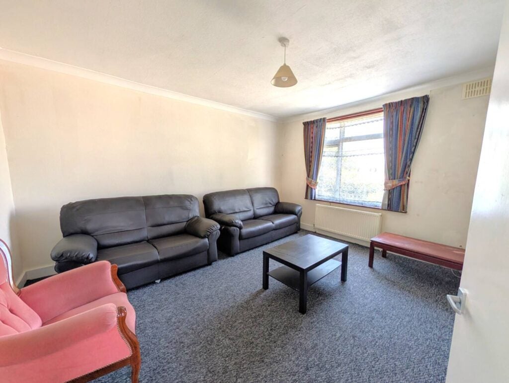 Flat Park Chase in Greater London