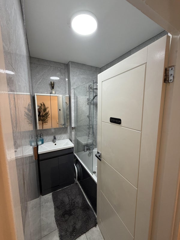Room Sanctuary Street in Greater London