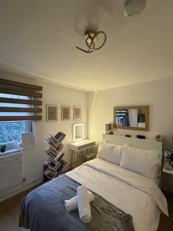 Room Sanctuary Street in Greater London